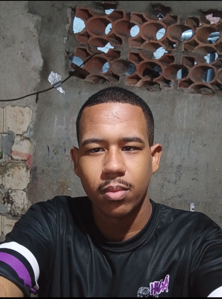 Daniel Gomes técnico em manutenção de celulares